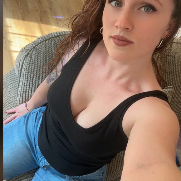 Meet your Posher, Emily - Picture 3 of 5